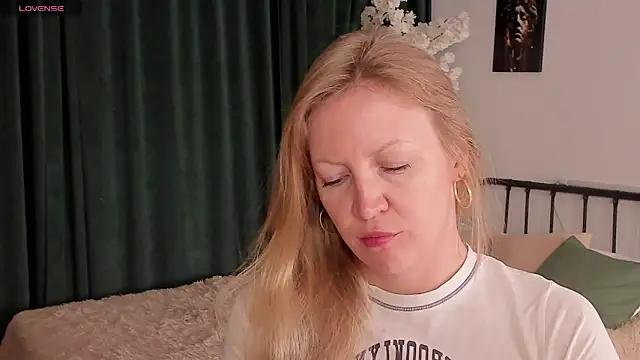 Snapshot of sugamomy chatting on October 14, 12:11 am sugamomy online show from October 14, 12:11 am