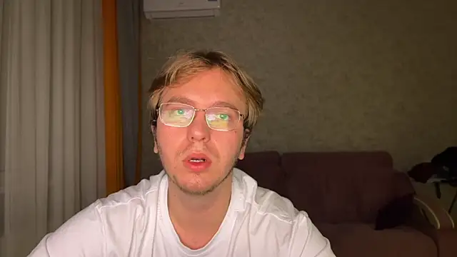 Snapshot of kiopiggy chatting on November 29, 10:46 pm kiopiggy online show from November 29, 10:46 pm