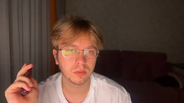 Snapshot of kiopiggy chatting on December 2, 7:53 pm kiopiggy online show from December 2, 7:53 pm