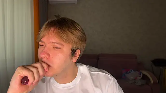 Snapshot of kiopiggy chatting on December 14, 12:32 pm kiopiggy online show from December 14, 12:32 pm