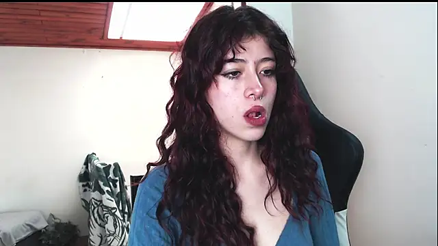 Snapshot of SuzzyyM chatting on December 18, 2:28 pm SuzzyyM online show from December 18, 2:28 pm