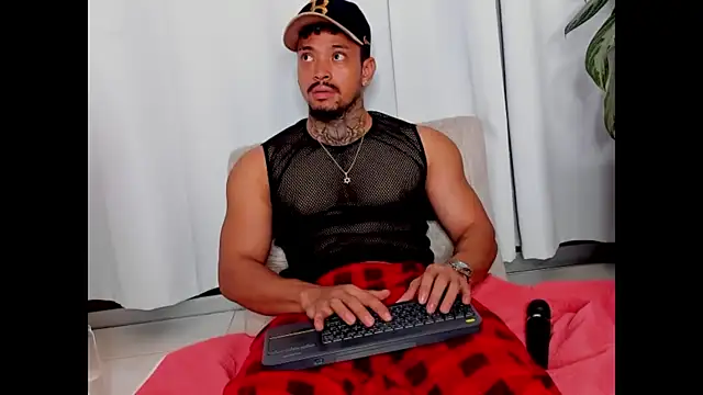 Snapshot of Stiven_collins chatting on August 1, 4:01 am Stiven collins online show from August 1, 4:01 am