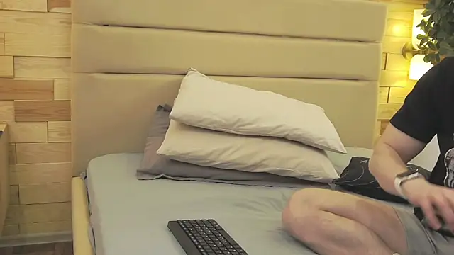 Snapshot of EthanPinkman chatting on December 14, 4:40 am EthanPinkman online show from December 14, 4:40 am