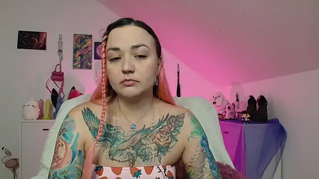 Snapshot of PinkHurricaneOfficial chatting on September 13, 3:23 pm PinkHurricaneOfficial online show from September 13, 3:23 pm