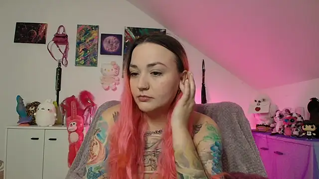 Snapshot of PinkHurricaneOfficial chatting on October 9, 3:21 pm PinkHurricaneOfficial online show from October 9, 3:21 pm