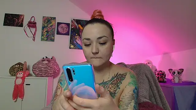 Snapshot of PinkHurricaneOfficial chatting on November 16, 8:14 pm PinkHurricaneOfficial online show from November 16, 8:14 pm