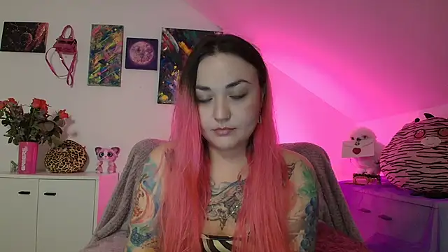 Snapshot of PinkHurricaneOfficial chatting on November 30, 4:33 pm PinkHurricaneOfficial online show from November 30, 4:33 pm