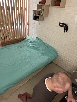 Snapshot of MrMrsRight chatting on October 26, 11:27 am MrMrsRight online show from October 26, 11:27 am