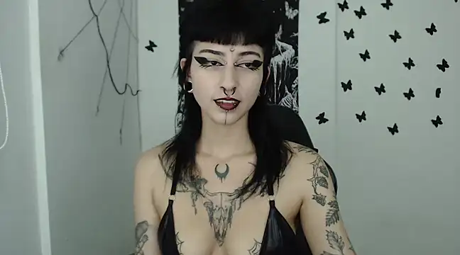 Snapshot of n0sferatus__ chatting on February 8, 12:38 am n0sferatus online show from February 8, 12:38 am