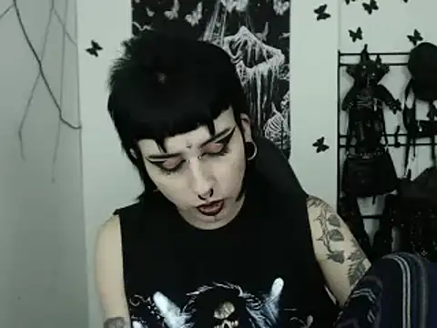 Snapshot of n0sferatus__ chatting on October 25, 1:02 am n0sferatus online show from October 25, 1:02 am