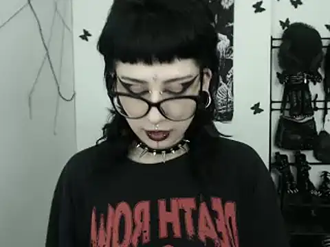 Snapshot of n0sferatus__ chatting on December 21, 3:57 am n0sferatus online show from December 21, 3:57 am