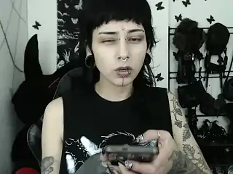 Snapshot of n0sferatus__ chatting on February 1, 2:10 am n0sferatus online show from February 1, 2:10 am