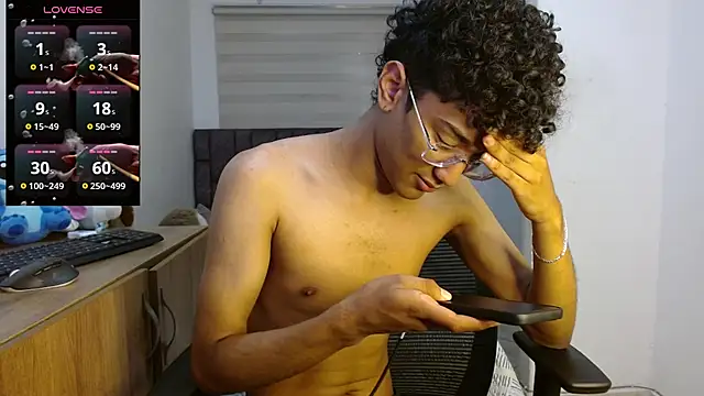 Snapshot of harrytwink18 chatting on September 17, 4:08 pm harrytwink18 online show from September 17, 4:08 pm