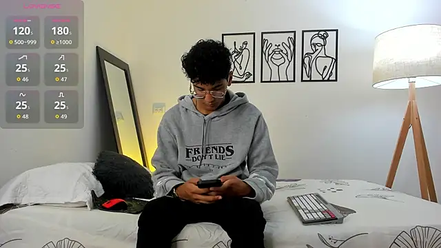 Snapshot of harrytwink18 chatting on January 13, 1:49 pm harrytwink18 online show from January 13, 1:49 pm