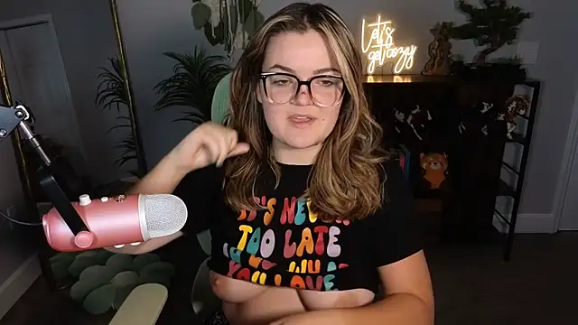 Snapshot of rodeobrii chatting on October 14, 1:50 am rodeobrii online show from October 14, 1:50 am