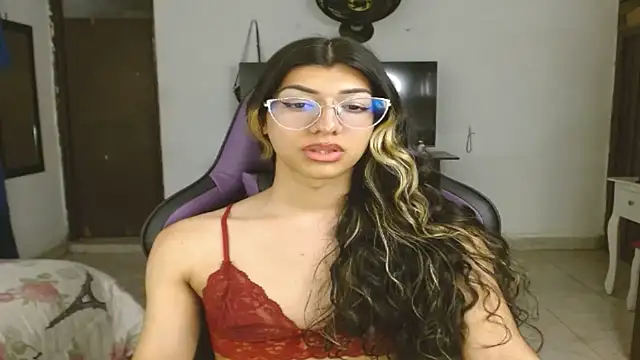 Snapshot of engielphoenis14 chatting on February 4, 12:33 pm engielphoenis14 online show from February 4, 12:33 pm