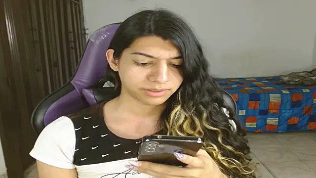 Snapshot of engielphoenis14 chatting on October 18, 1:08 am engielphoenis14 online show from October 18, 1:08 am