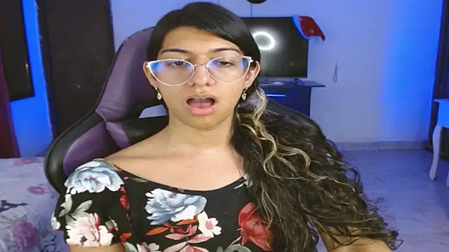 Snapshot of engielphoenis14 chatting on December 15, 12:59 am engielphoenis14 online show from December 15, 12:59 am