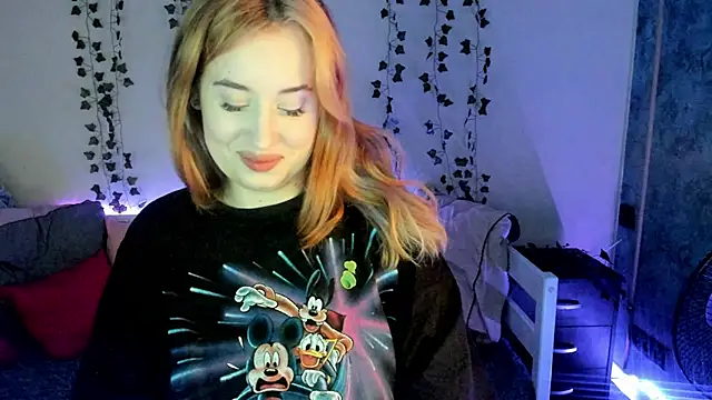 Snapshot of Emily_Gin chatting on February 20, 5:44 am Emily Gin online show from February 20, 5:44 am