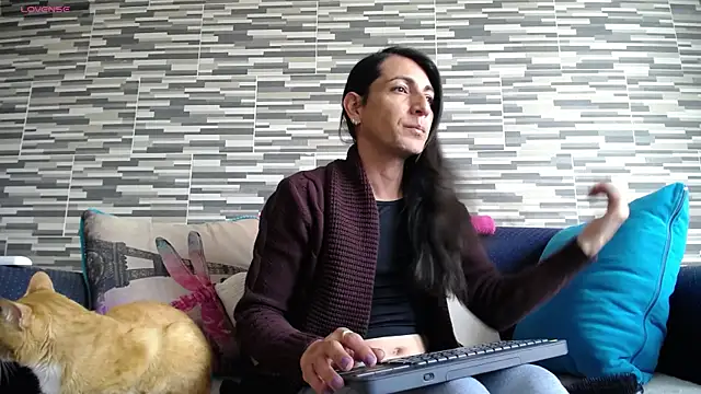 Snapshot of VioletaGomezCo chatting on June 22, 2:36 pm VioletaGomezCo online show from June 22, 2:36 pm