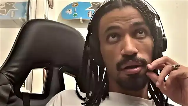 Snapshot of hotcamboy420 chatting on February 14, 4:04 am hotcamboy420 online show from February 14, 4:04 am