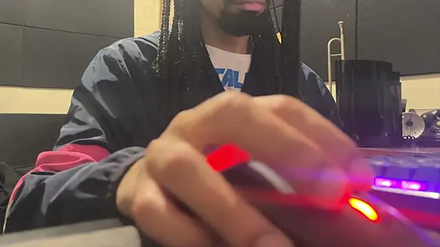 Snapshot of hotcamboy420 chatting on November 14, 5:06 am hotcamboy420 online show from November 14, 5:06 am