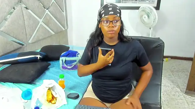 EvaxEmma online show from April 25, 1:36 pm