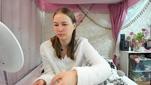 leila bambi  online show from March 14, 7:14 am