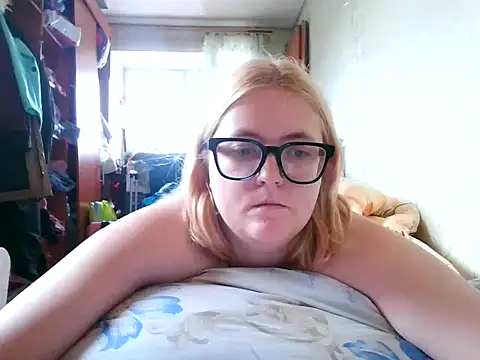 Snapshot of DesireMelissa chatting on October 9, 7:39 am DesireMelissa online show from October 9, 7:39 am