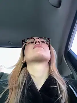 Snapshot of RinaCat chatting on October 18, 5:32 am RinaCat online show from October 18, 5:32 am