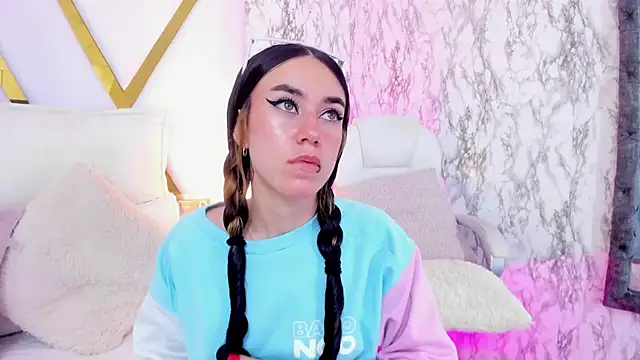 Athziry  online show from January 13, 9:20 pm