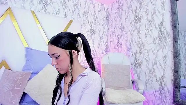 Athziry  online show from February 5, 10:01 pm