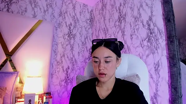 Athziry  online show from February 28, 1:47 am