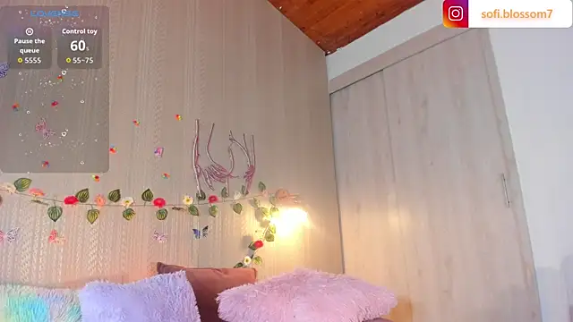 Snapshot of Sofi_Blossom chatting on July 6, 8:22 pm Sofi Blossom online show from July 6, 8:22 pm