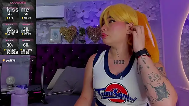 Snapshot of Danee_19_ chatting on February 12, 2:43 pm Danee 19 online show from February 12, 2:43 pm