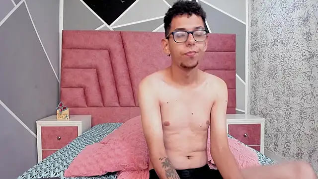 Snapshot of Derek_and_Skarlet chatting on January 28, 2:42 pm Derek and Skarlet online show from January 28, 2:42 pm