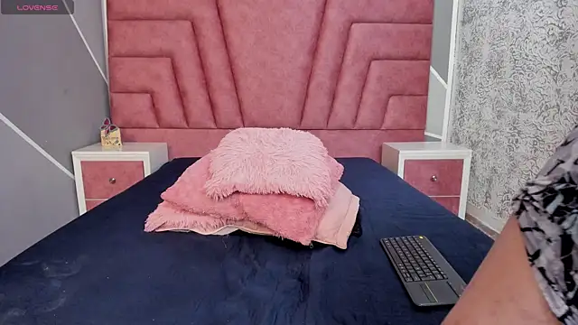 Snapshot of Derek_and_Skarlet chatting on February 9, 1:56 pm Derek and Skarlet online show from February 9, 1:56 pm