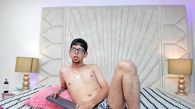 Snapshot of Derek_and_Skarlet chatting on March 1, 7:26 pm Derek and Skarlet online show from March 1, 7:26 pm