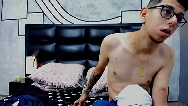 Snapshot of Derek_and_Skarlet chatting on March 11, 11:23 am Derek and Skarlet online show from March 11, 11:23 am