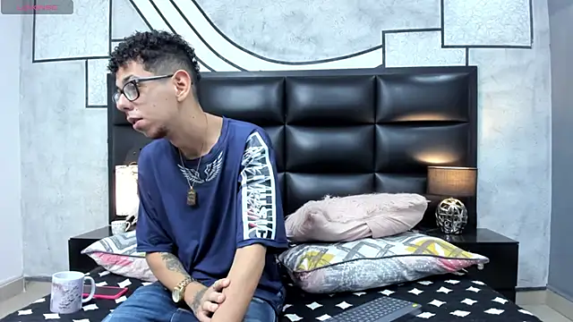 Snapshot of Derek_and_Skarlet chatting on March 12, 11:31 am Derek and Skarlet online show from March 12, 11:31 am