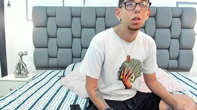 Snapshot of Derek_and_Skarlet chatting on September 18, 3:25 pm Derek and Skarlet online show from September 18, 3:25 pm