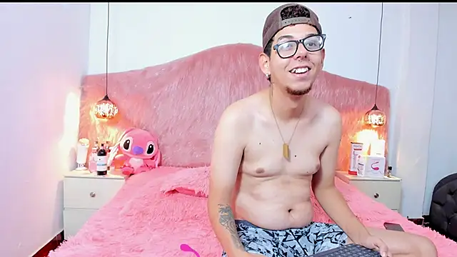 Snapshot of Derek_and_Skarlet chatting on November 17, 3:51 pm Derek and Skarlet online show from November 17, 3:51 pm