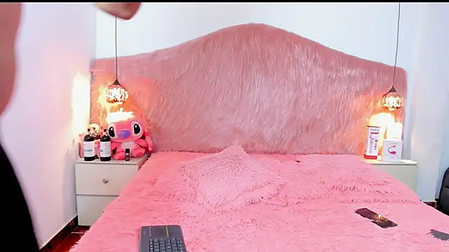 Snapshot of Derek_and_Skarlet chatting on November 19, 6:19 pm Derek and Skarlet online show from November 19, 6:19 pm