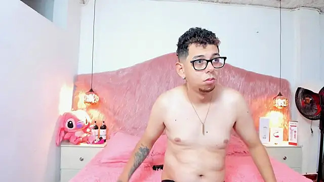 Snapshot of Derek_and_Skarlet chatting on November 30, 4:11 pm Derek and Skarlet online show from November 30, 4:11 pm