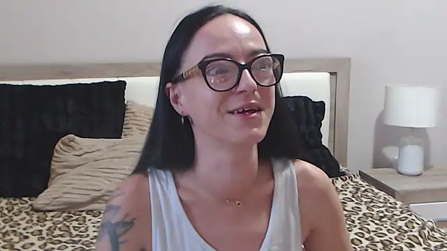 Snapshot of IzabelllNoir chatting on June 16, 7:44 am IzabelllNoir online show from June 16, 7:44 am