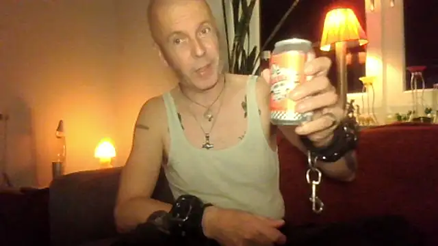Snapshot of SHARPSkinhead chatting on October 24, 10:39 pm SHARPSkinhead online show from October 24, 10:39 pm