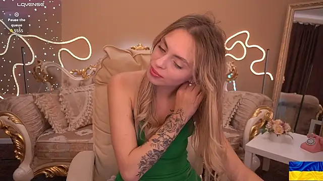 Snapshot of ChloeBrightt chatting on October 3, 8:17 pm ChloeBrightt online show from October 3, 8:17 pm