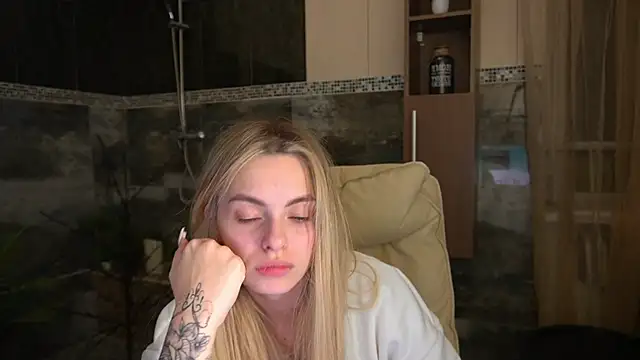 Snapshot of ChloeBrightt chatting on December 17, 8:48 pm ChloeBrightt online show from December 17, 8:48 pm