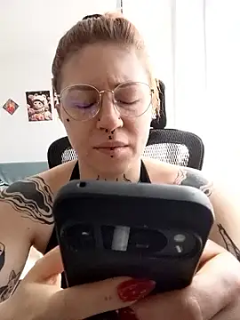 Snapshot of divine_eve chatting on April 9, 10:09 am divine eve online show from April 9, 10:09 am