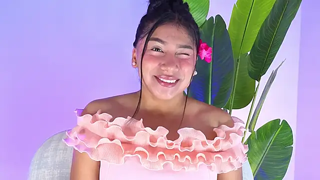 LinnaGardenia online show from April 30, 12:33 pm